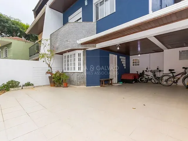 Sobrado com 230m² 4 quartos e 3 banheiros, à venda, no bairro Bacacheri em Curitiba
