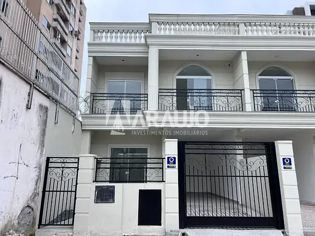 Sobrado com 177m² 3 quartos e 2 banheiros, à venda, no bairro Centro em Itajaí