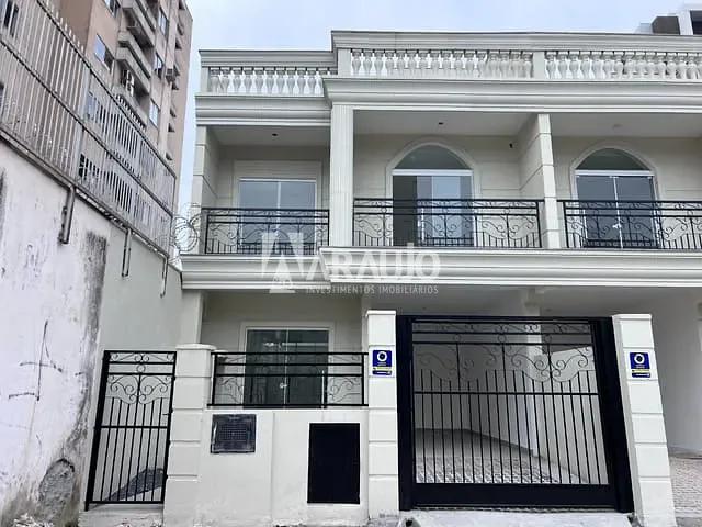 Sobrado com 177m² 3 quartos e 2 banheiros, à venda, no bairro Centro em Itajaí