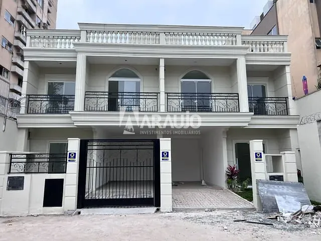 Sobrado com 177m² 3 quartos e 2 banheiros, à venda, no bairro Centro em Itajaí