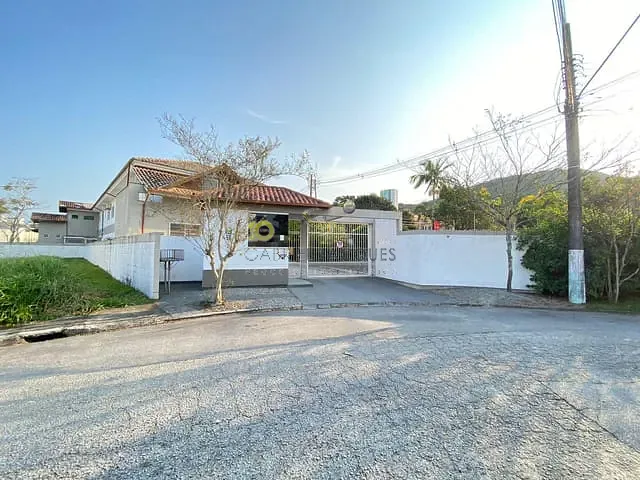 Sobrado com 110m² 3 quartos e 3 banheiros, à venda, no bairro Pedra Branca em Palhoça