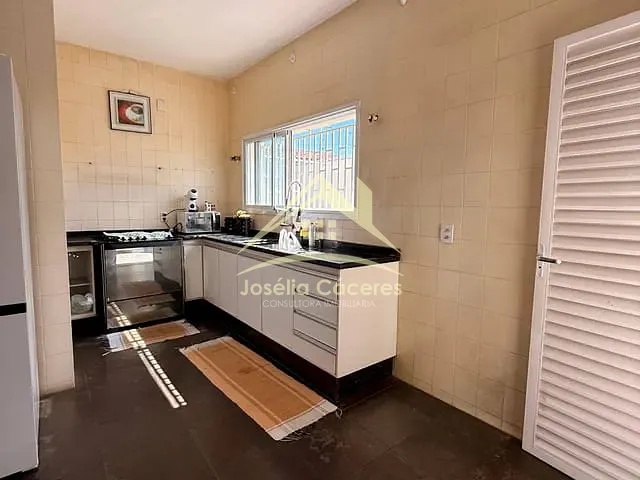 Sobrado com 360m² 5 quartos e 4 banheiros, à venda, no bairro Jardim Shangri-Lá em Cuiabá