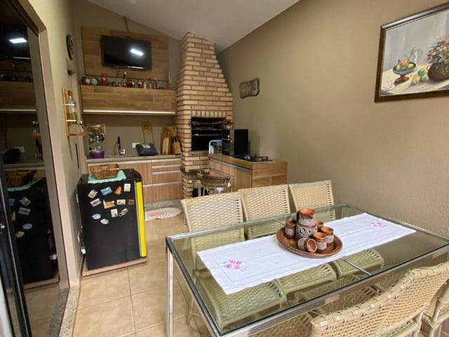 Sobrado com 200m² 3 quartos e 2 banheiros, à venda, no bairro Vila Santana em Cambé