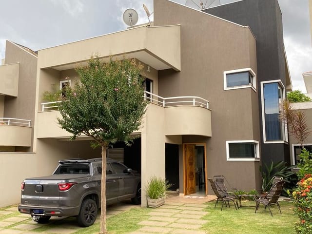 Sobrado com 200m² 3 quartos e 2 banheiros, à venda, no bairro Vila Santana em Cambé