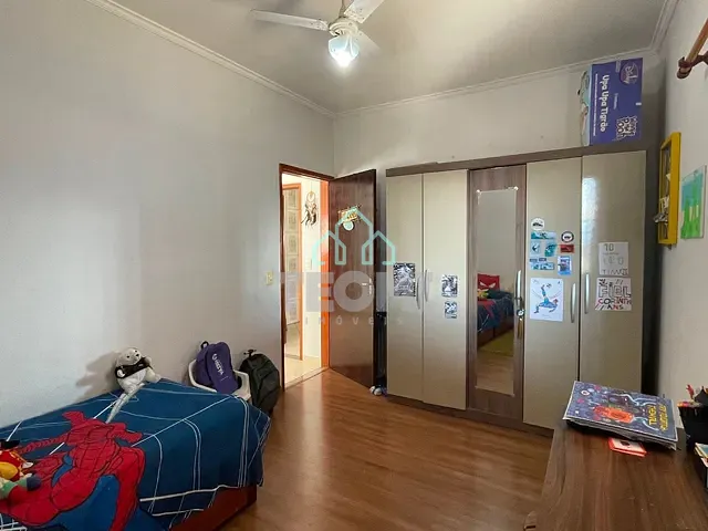 Sobrado com 283m² 3 quartos e 2 banheiros, à venda, no bairro Residêncial Estoril em Taubaté