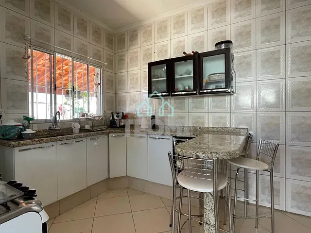 Sobrado com 283m² 3 quartos e 2 banheiros, à venda, no bairro Residêncial Estoril em Taubaté