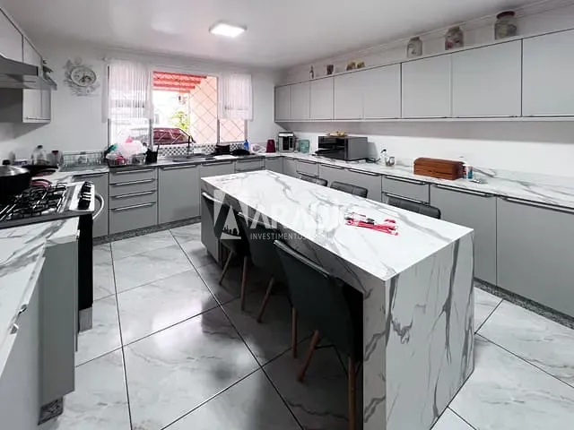 Sobrado com 275m² 6 quartos e 4 banheiros, à venda, no bairro São João em Itajaí