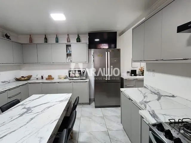 Sobrado com 275m² 6 quartos e 4 banheiros, à venda, no bairro São João em Itajaí
