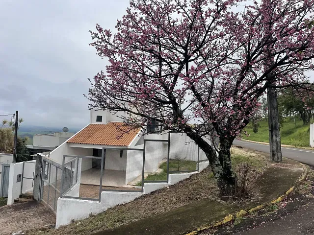 Sobrado com 297m² 3 quartos e 3 banheiros, à venda, no bairro Jardim Por do Sol em Apucarana