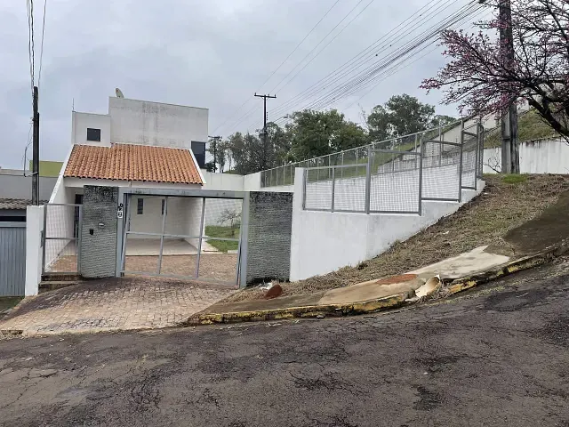 Sobrado com 297m² 3 quartos e 3 banheiros, à venda, no bairro Jardim Por do Sol em Apucarana