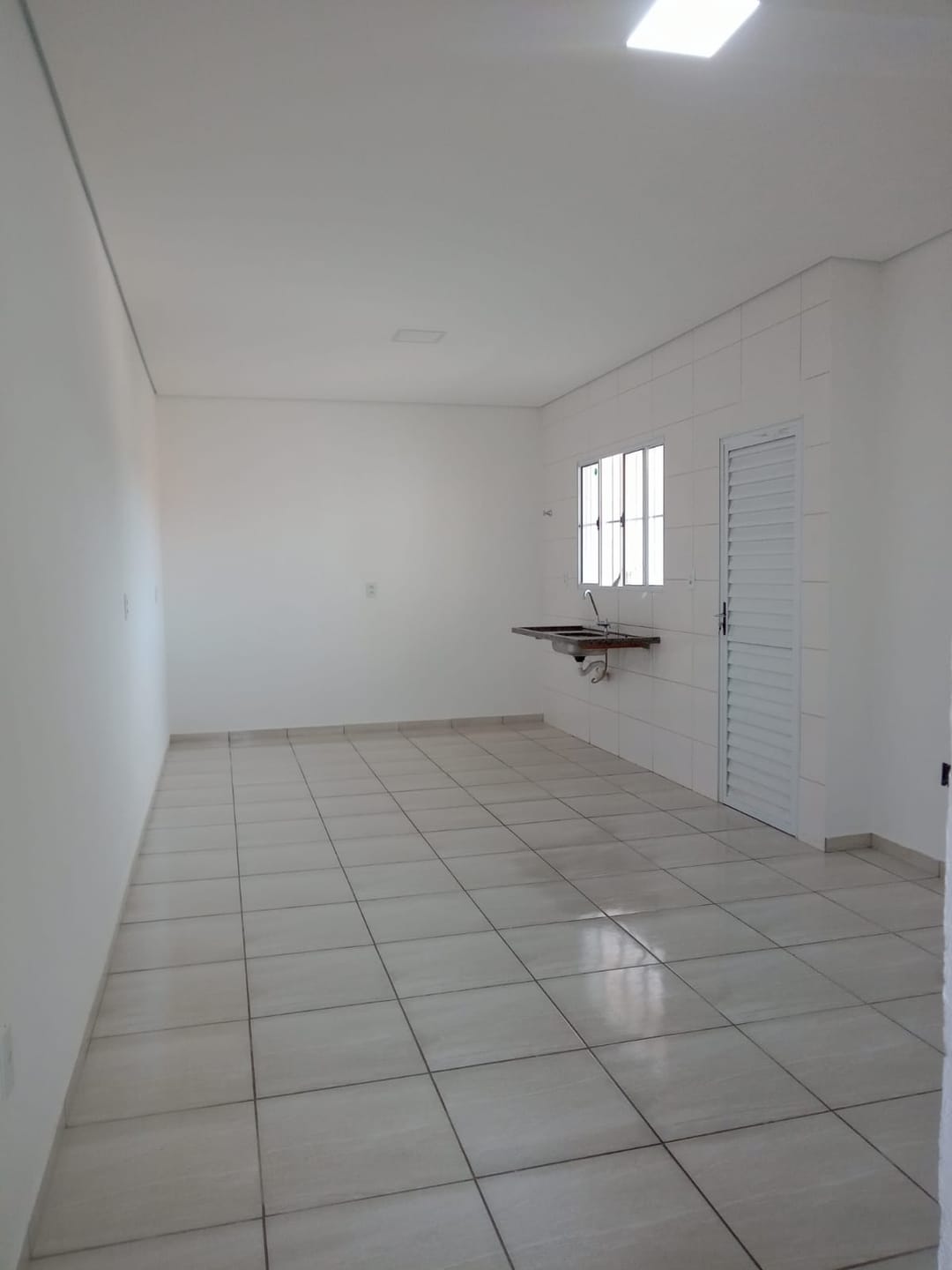 Casa para alugar com 2 quartos, 40m² - Foto 1