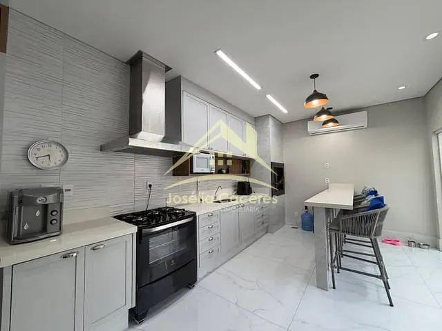Sobrado com 240m² 3 quartos e 4 banheiros, à venda, no bairro Barra do Pari em Cuiabá