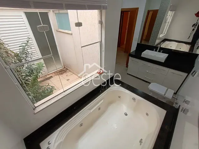 Sobrado com 283m² 4 quartos e 3 banheiros, à venda, no bairro Jardim Souza Queiroz em Santa Bárbara D'Oeste