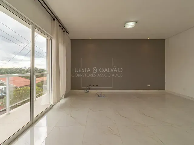 Sobrado com 320m² 5 quartos e 5 banheiros, à venda, no bairro Bacacheri em Curitiba