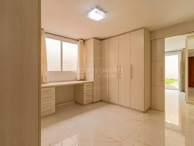 Sobrado com 320m² 5 quartos e 5 banheiros, à venda, no bairro Bacacheri em Curitiba