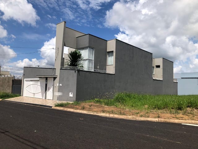 Sobrado com 368m² 3 quartos e 5 banheiros, à venda, no bairro Residencial Amazonas em Franca
