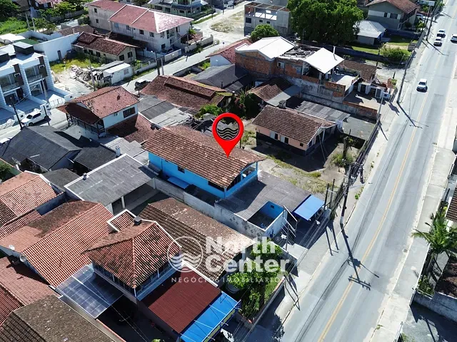 Sobrado com 250m² 3 quartos e 2 banheiros, à venda, no bairro Costeira em Balneário Barra do Sul