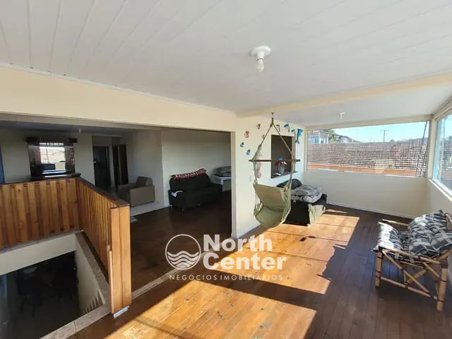 Sobrado com 250m² 3 quartos e 2 banheiros, à venda, no bairro Costeira em Balneário Barra do Sul