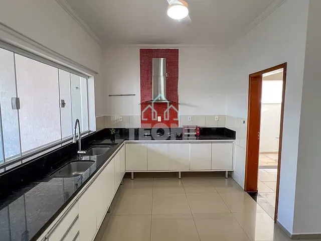 Sobrado com 250m² 4 quartos e 5 banheiros, à venda, no bairro Flor do Vale em Tremembé