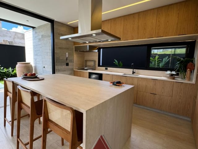 Sobrado com 527m² 3 quartos e 4 banheiros, à venda, no bairro Parque Universitário em Franca