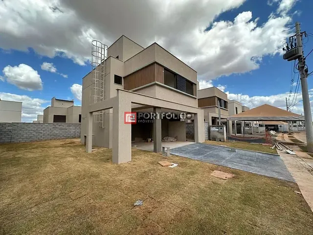 Sobrado com 305m² 4 quartos e 4 banheiros, à venda, no bairro Conjunto Residencial Storil em Aparecida de Goiânia