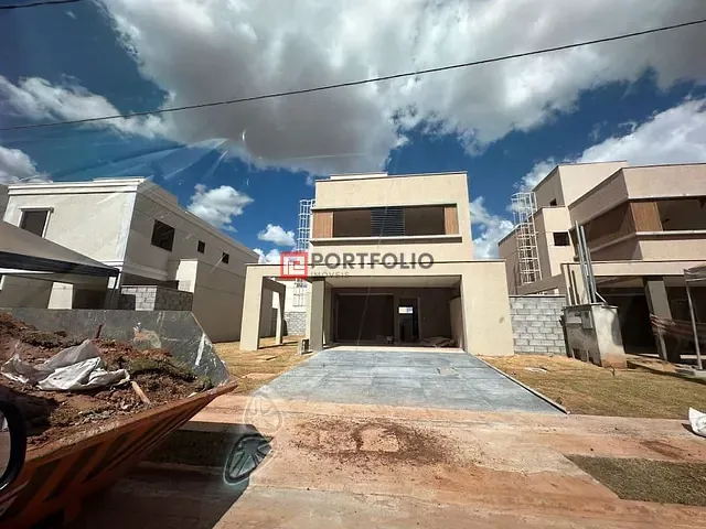 Sobrado com 305m² 4 quartos e 4 banheiros, à venda, no bairro Conjunto Residencial Storil em Aparecida de Goiânia