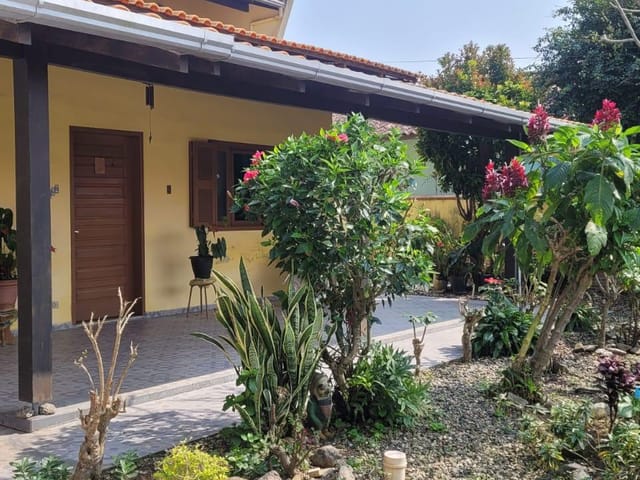 Sobrado com 260m² 5 quartos e 4 banheiros, à venda, no bairro Praia Alegre em Penha