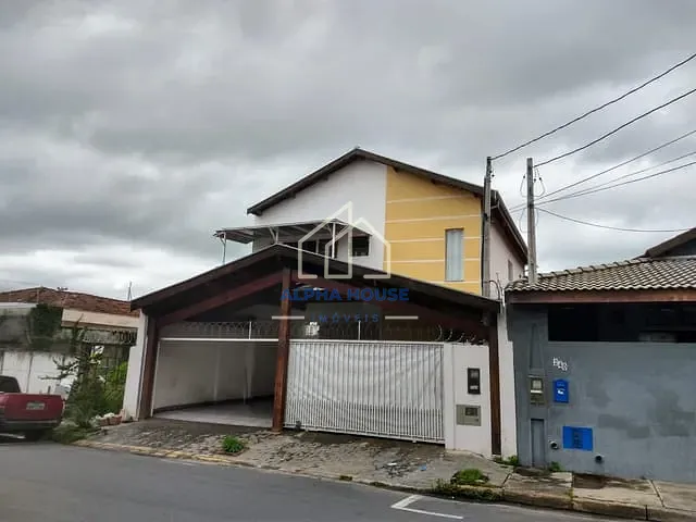 Sobrado com 350m² 4 quartos e 1 banheiro, à venda, no bairro Parque São Benedito em Pindamonhangaba