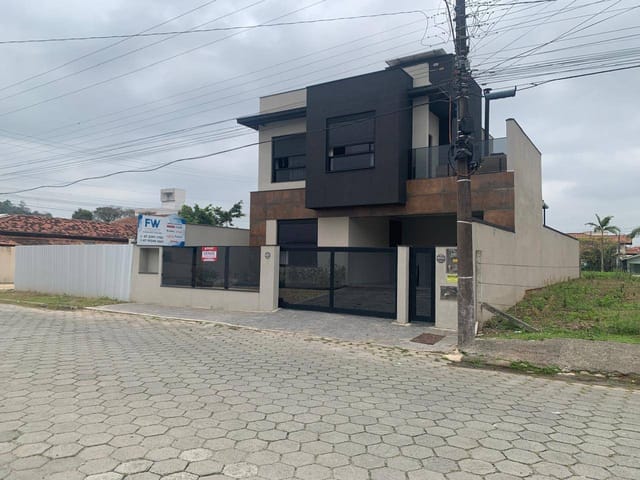 Sobrado com 264m² 4 quartos e 2 banheiros, à venda, no bairro Praia Alegre em Penha