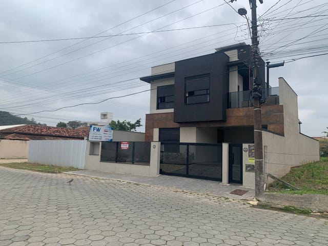 Sobrado com 264m² 4 quartos e 2 banheiros, à venda, no bairro Praia Alegre em Penha