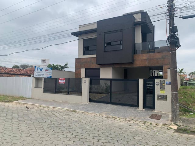 Sobrado com 264m² 4 quartos e 2 banheiros, à venda, no bairro Praia Alegre em Penha