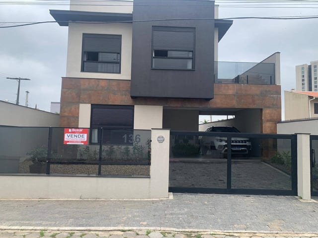 Sobrado com 264m² 4 quartos e 2 banheiros, à venda, no bairro Praia Alegre em Penha