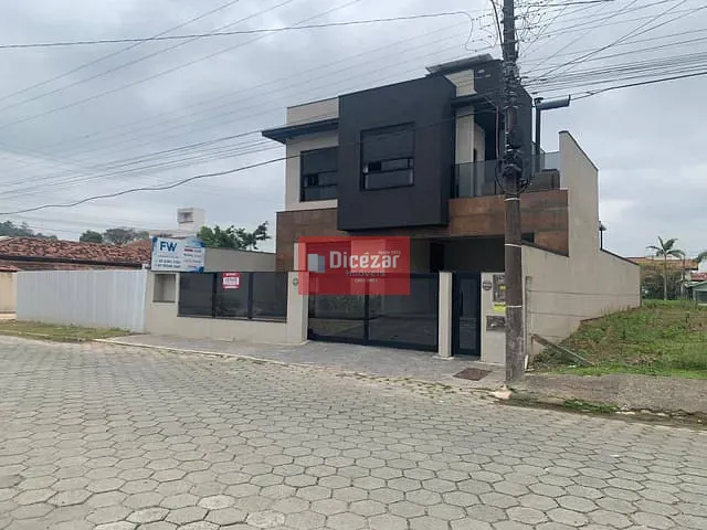 Sobrado com 264m² 4 quartos e 2 banheiros, à venda, no bairro Praia Alegre em Penha