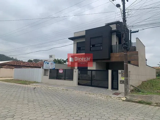 Sobrado com 264m² 4 quartos e 2 banheiros, à venda, no bairro Praia Alegre em Penha