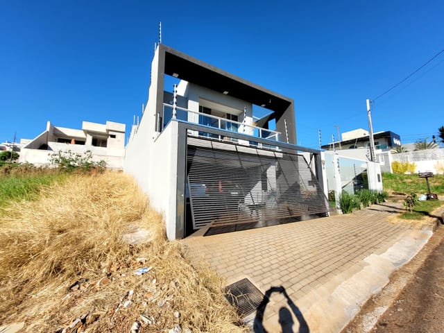 Foto do Sobrado - Sobrado de alto padrão no Cazarin com sacada e vista para o lago . | J. Mareze Imóveis Ltda