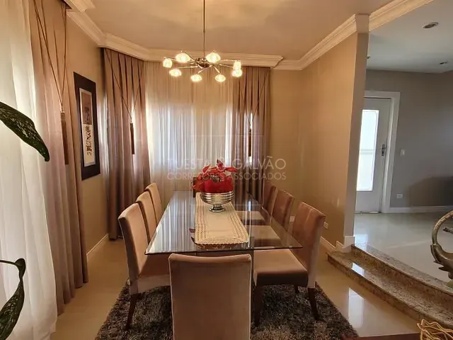 Sobrado com 288m² 3 quartos e 5 banheiros, à venda, no bairro Guaíra em Curitiba