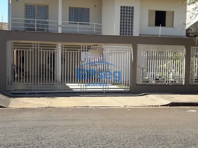 Sobrado com 360m² 5 quartos e 4 banheiros, à venda, no bairro Messiânico em Londrina
