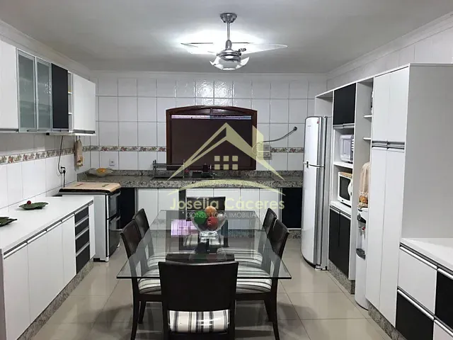 Sobrado com 360m² 3 quartos e 4 banheiros, à venda, no bairro Jardim Tropical em Cuiabá