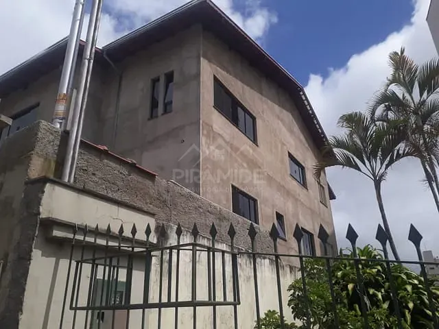 Sobrado com 257m² 7 quartos e 3 banheiros, à venda, no bairro Jardim Quisisana em Poços de Caldas