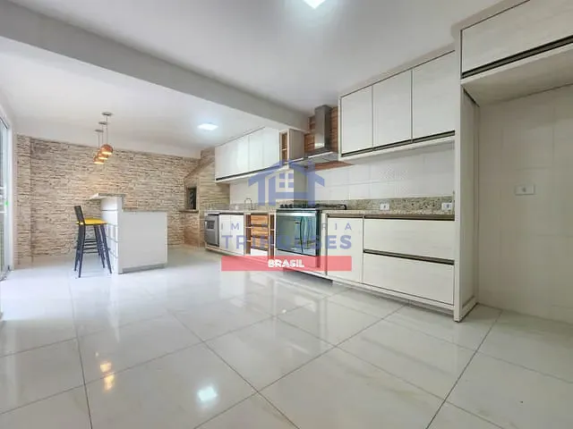 Sobrado com 220m² 4 quartos e 3 banheiros, à venda, no bairro Guabirotuba em Curitiba