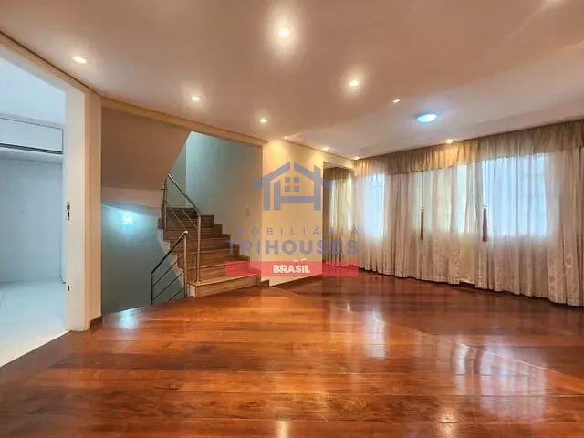 Sobrado com 220m² 4 quartos e 3 banheiros, à venda, no bairro Guabirotuba em Curitiba