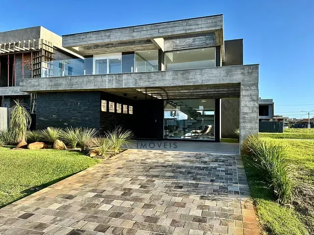 Sobrado 4 quartos e 4 banheiros, à venda, no bairro Centro em Xangri-Lá