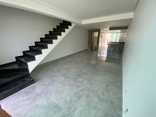 Sobrado com 174m² 3 quartos e 1 banheiro, à venda, no bairro Parque Xangri-Lá em Contagem