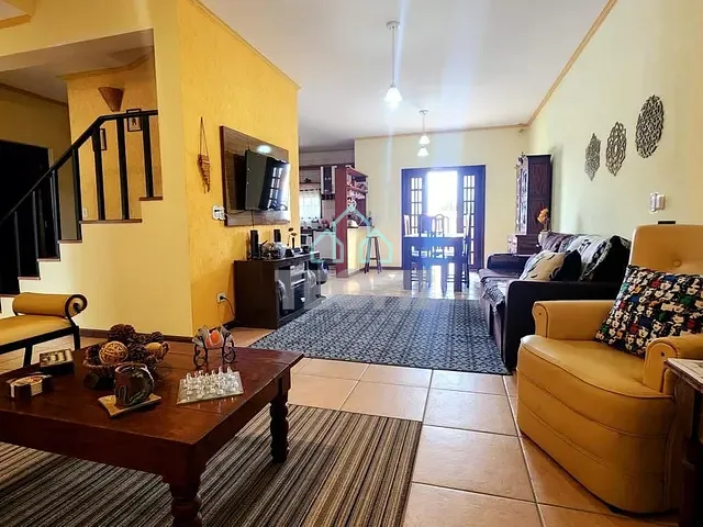 Sobrado com 330m² 3 quartos e 4 banheiros, à venda ou para alugar, no bairro Campos Elíseos em Taubaté
