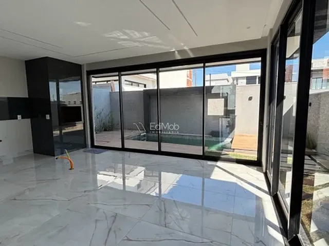 Sobrado com 200m² 3 quartos e 4 banheiros, à venda, no bairro FAG em Cascavel
