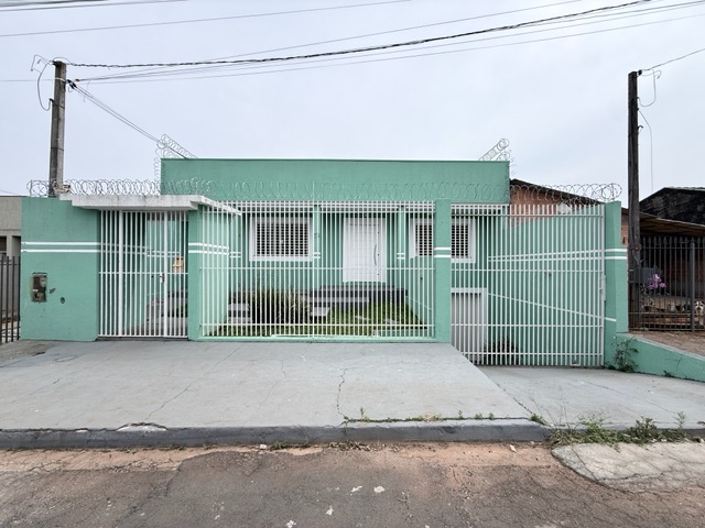 Casa com 03 dormitórios, 01 suíte e 03 vagas de garagem à Venda e Locação- Bairro Neves