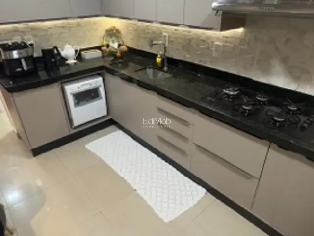 Sobrado 3 quartos e 3 banheiros, à venda, no bairro Canadá em Cascavel