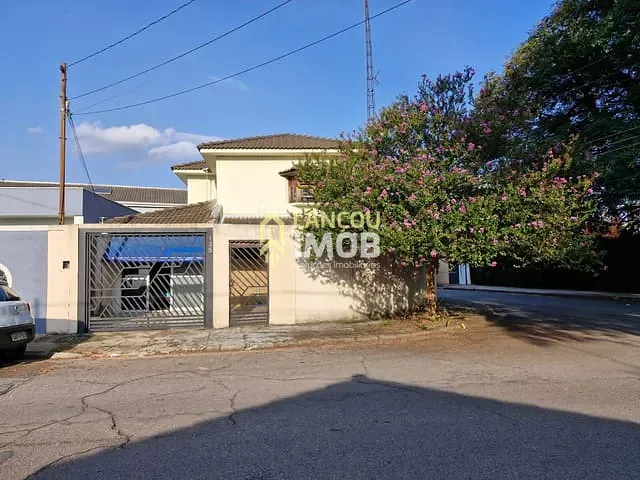 Sobrado com 213m² 9 quartos e 2 banheiros, à venda, no bairro Jardim Cica em Jundiaí