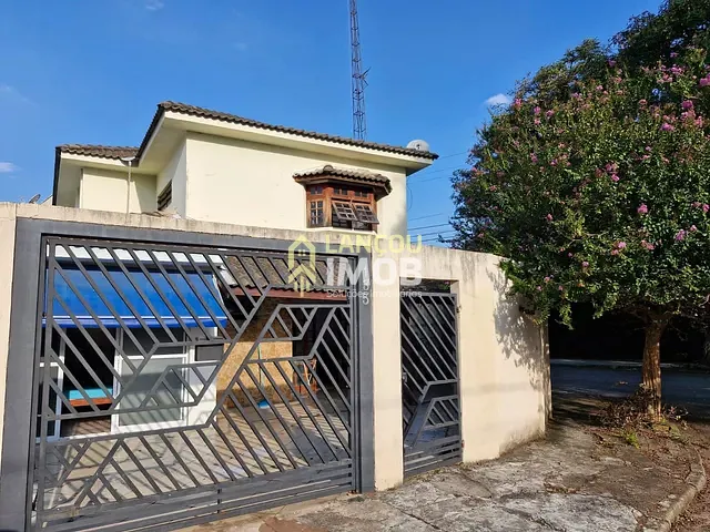 Sobrado com 213m² 9 quartos e 2 banheiros, à venda, no bairro Jardim Cica em Jundiaí