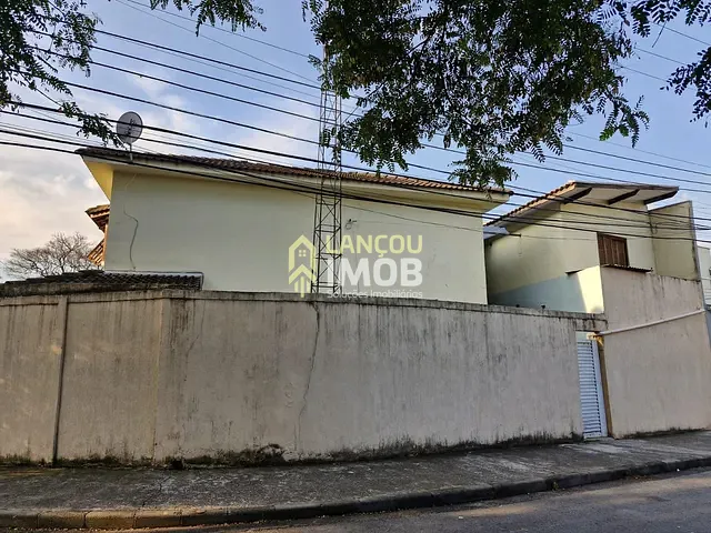 Sobrado com 213m² 9 quartos e 2 banheiros, à venda, no bairro Jardim Cica em Jundiaí